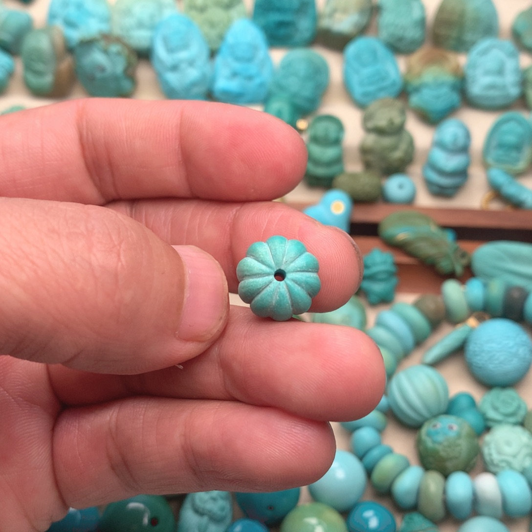 和***雅绿松石未镶嵌颈饰