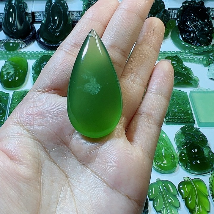 蛇纹石玉未镶嵌颈饰