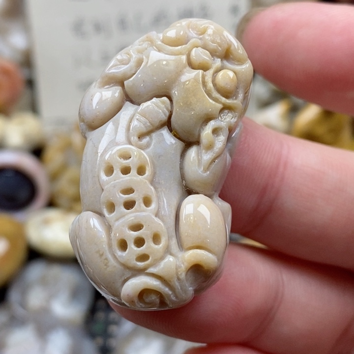 颈饰未镶嵌硅化珊瑚（珊瑚玉）