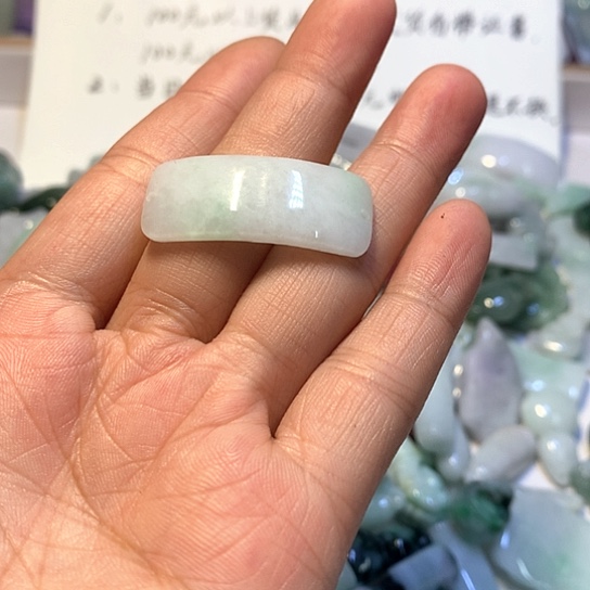 翡翠未镶嵌颈饰手牌