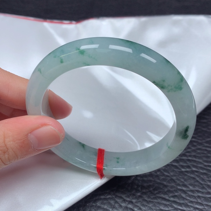 翡翠手镯未镶嵌。