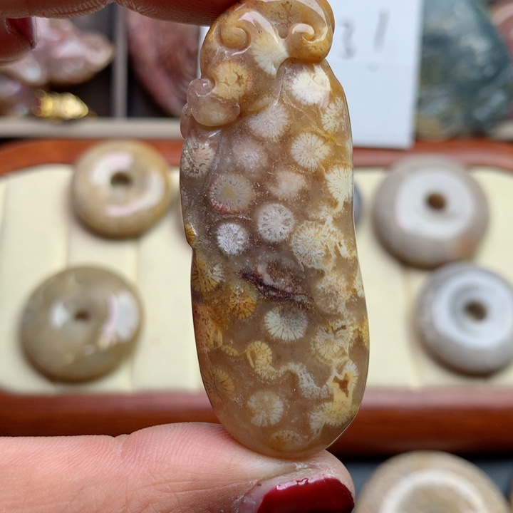 硅化珊瑚（珊瑚玉）颈饰足银镀金镶嵌