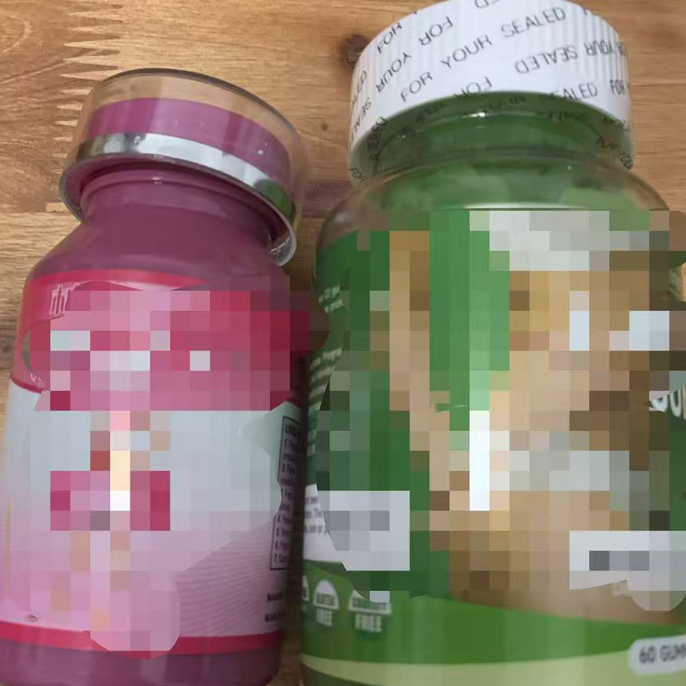 粉色瓶和绿色瓶各一瓶