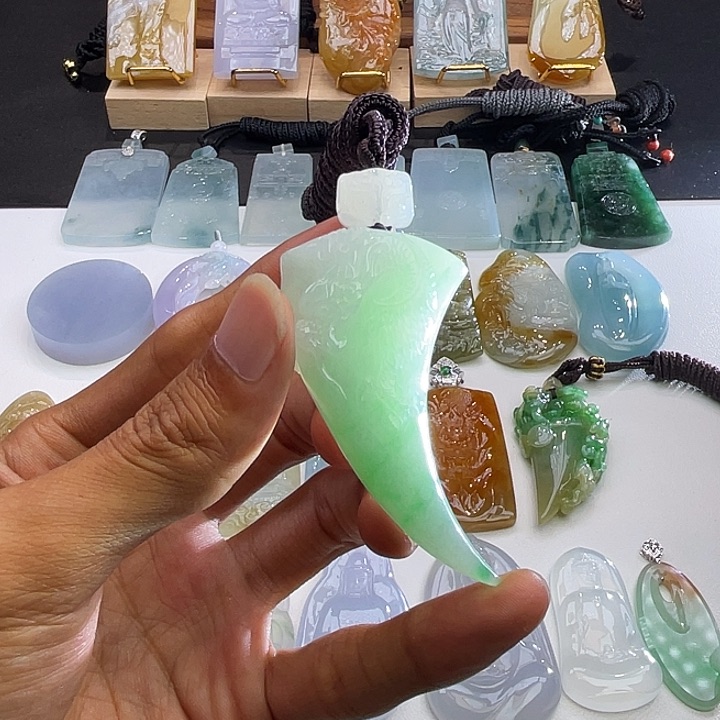 颈饰未镶嵌翡翠翡翠白底青龙牙