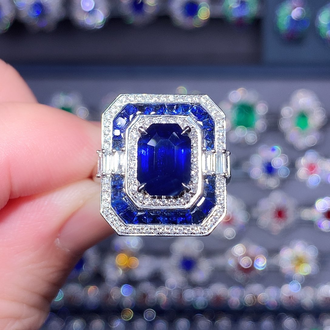 18K金镶嵌蓝宝石AIGS皇家蓝3.15ct