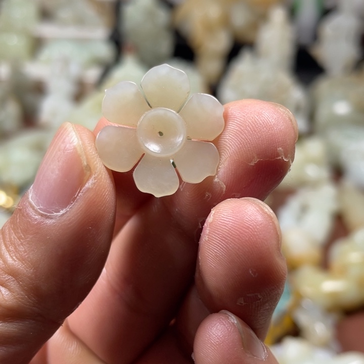 和田玉（糖玉）未镶嵌颈饰挂件