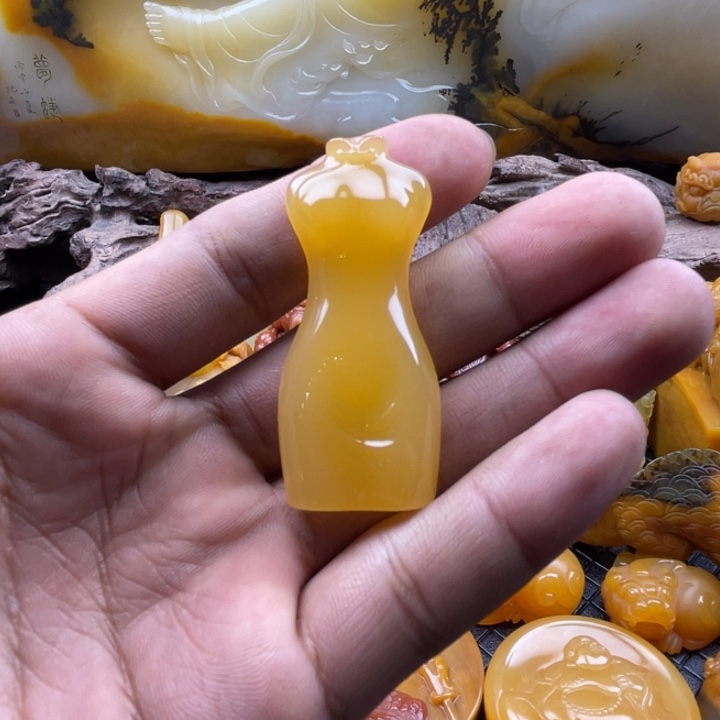 石英质玉（黄龙玉）挂件合金