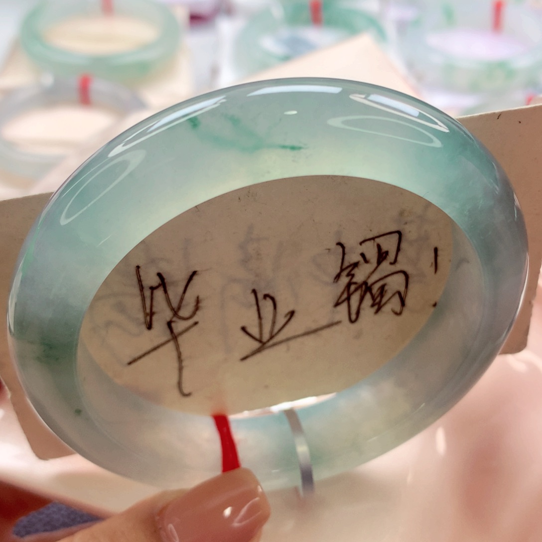 翡翠手镯未镶嵌师妹
