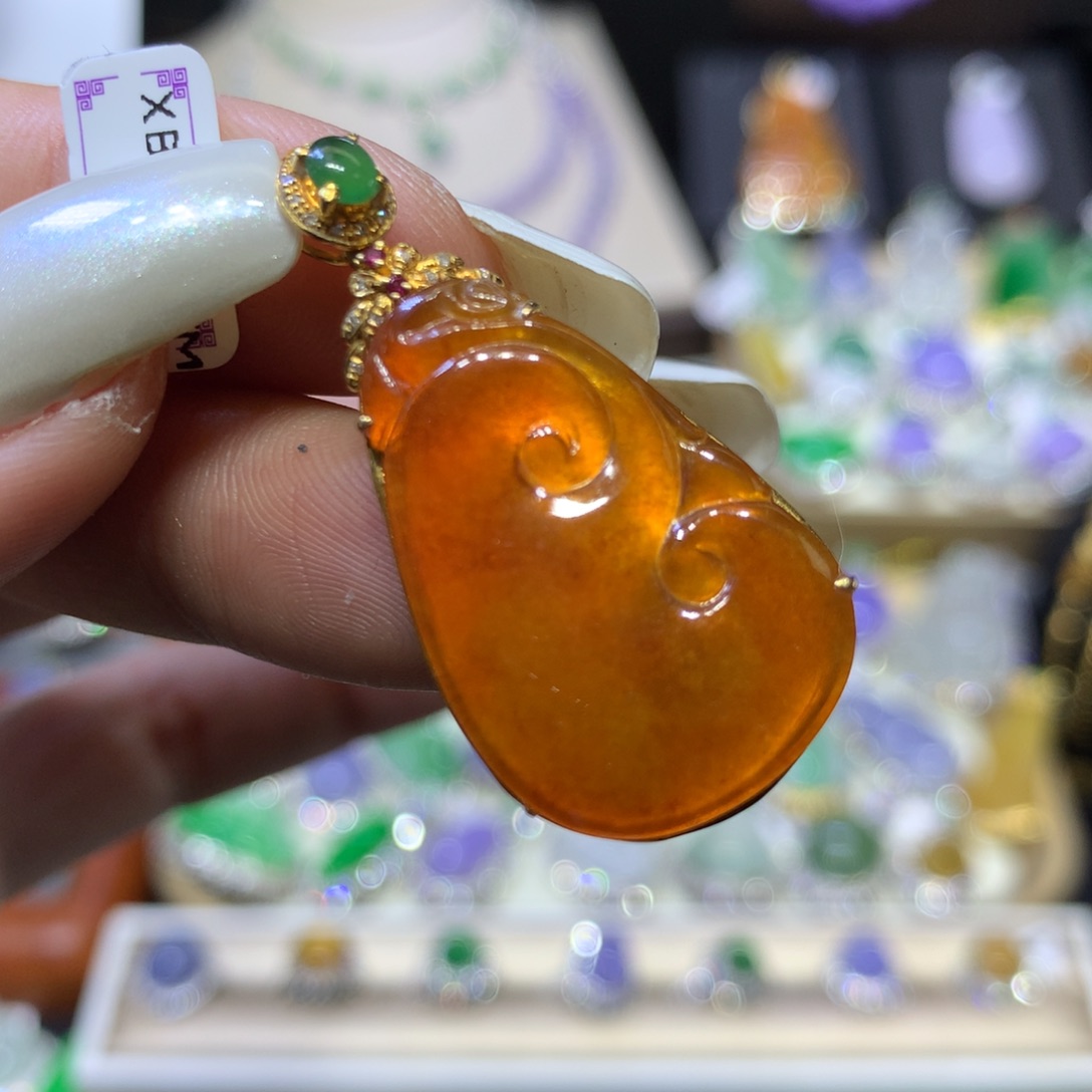 翡翠18K金镶嵌颈饰