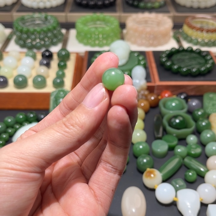 茱***萸和田玉未镶嵌珠宝半成品卡12粉绿单珠