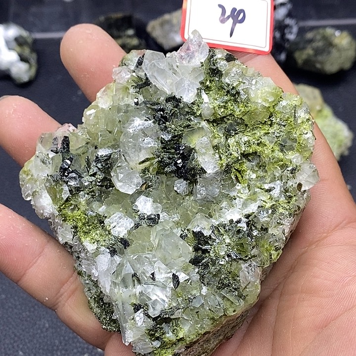 有机玻璃巴基斯坦绿莲石水晶共生24