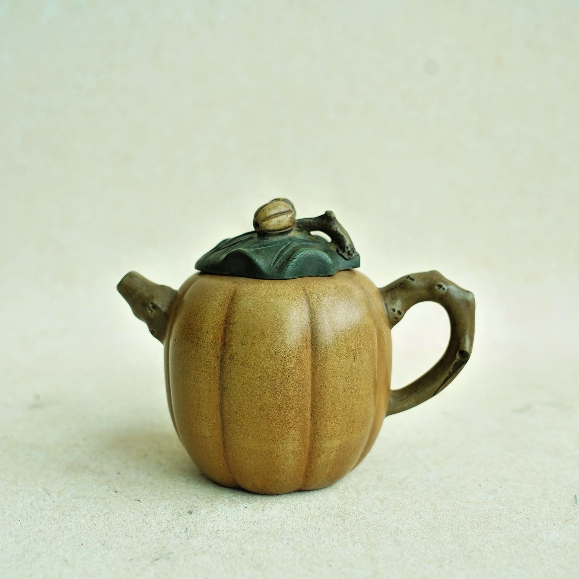 文华开物第112期拍品 1 创汇期 “吴彩凤芬”紫砂南瓜棱壶