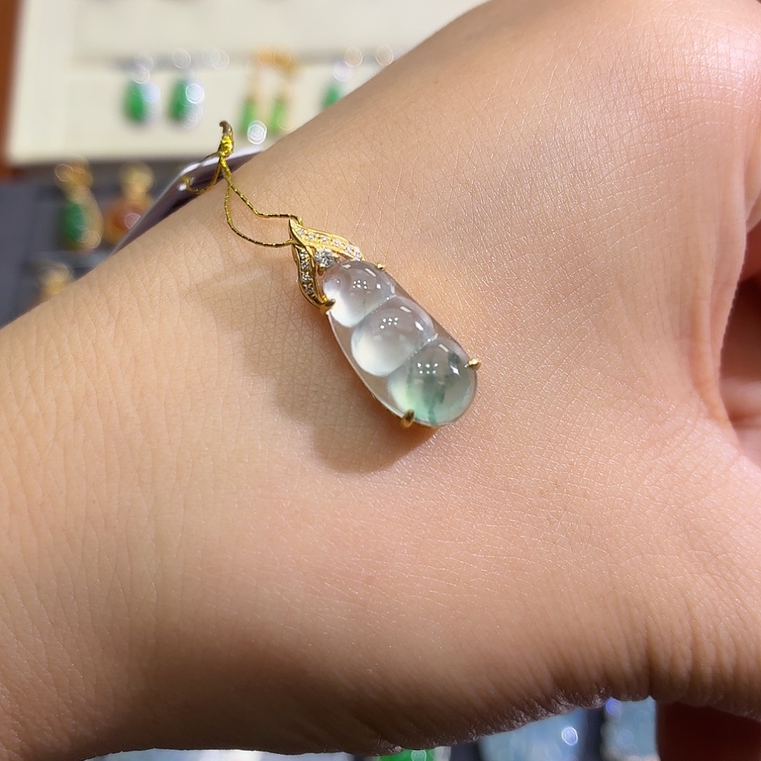 翡翠18K金镶嵌颈饰