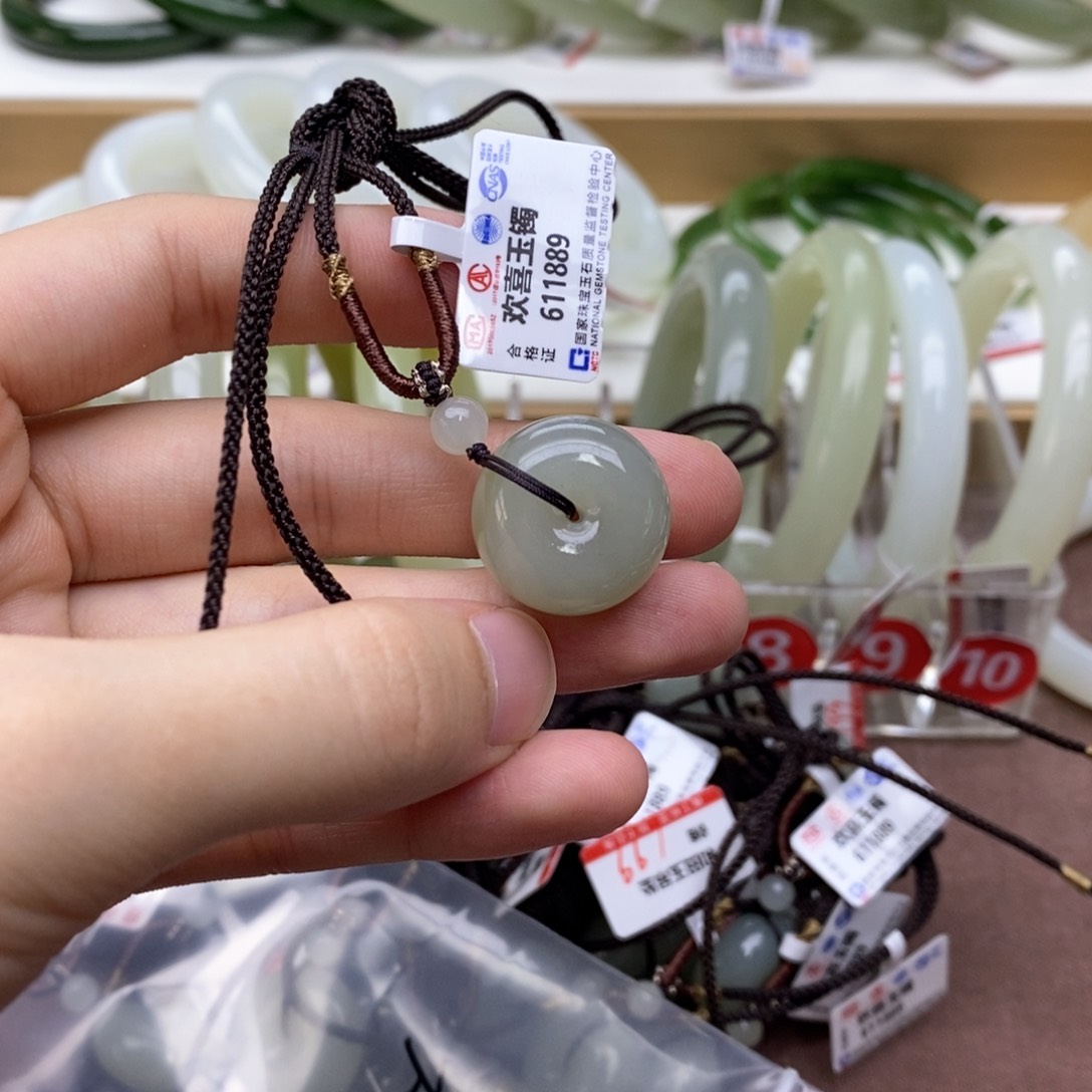 六***夏和田玉手镯未镶嵌