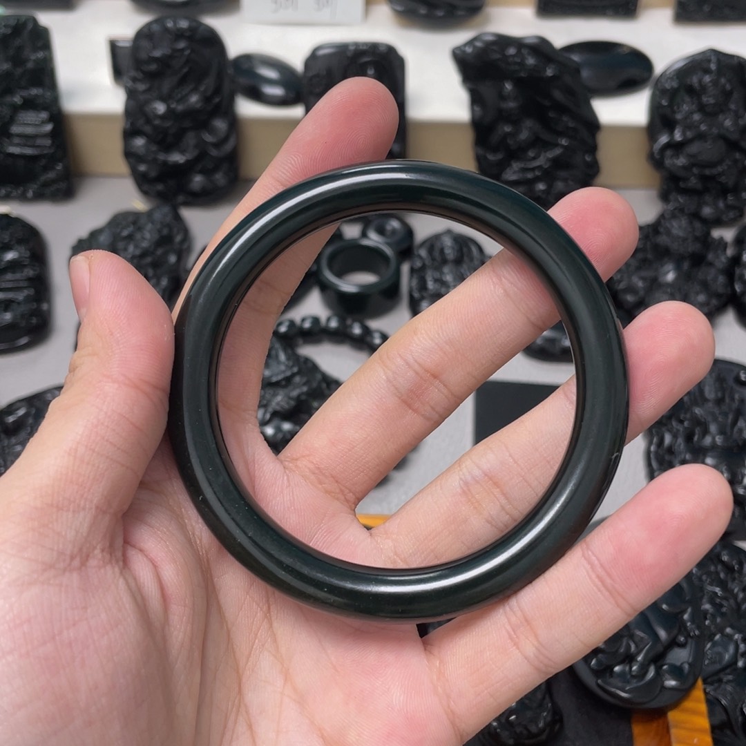 亦***安蛇纹石玉未镶嵌镯子