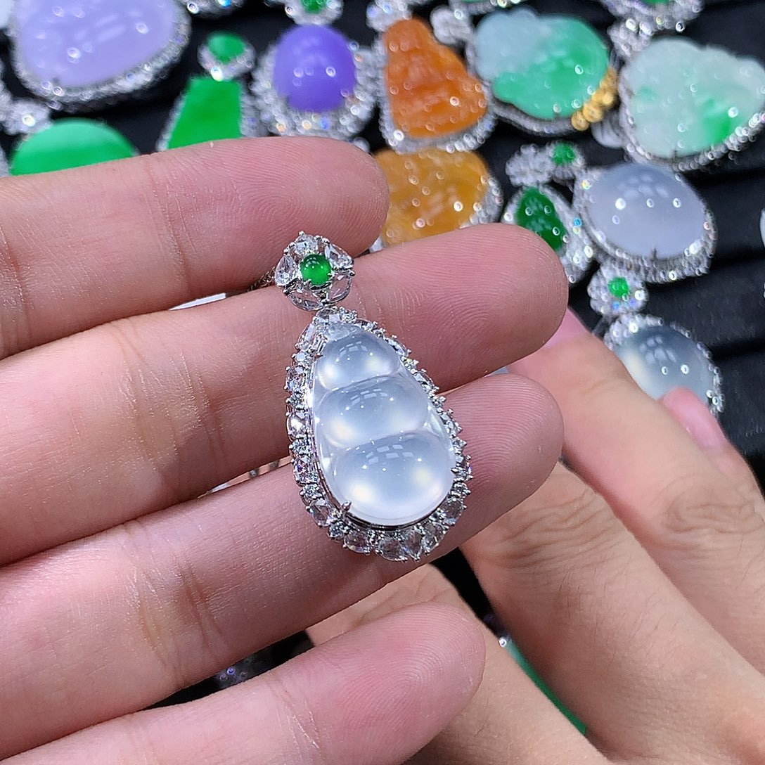 翡翠18K金镶嵌颈饰