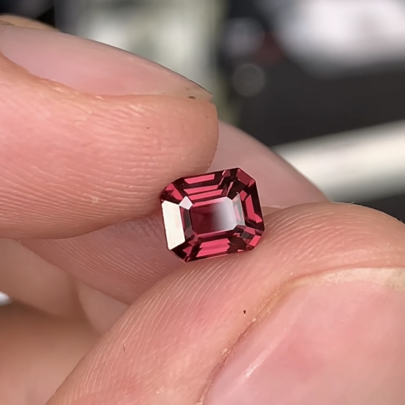 天然缅甸干枯玫瑰红尖晶石 1.17ct 全干净满火彩 尺寸5.3×6.5
