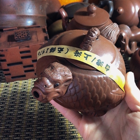 紫砂茶壶原矿泥料手工制作的紫砂壶。