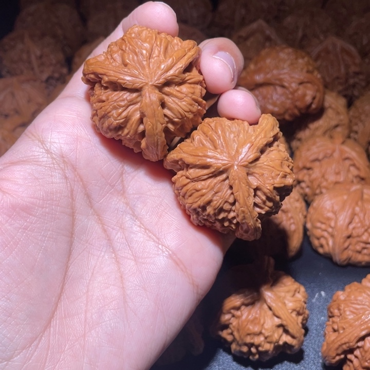 S***生吊坠桃核小妹三棱