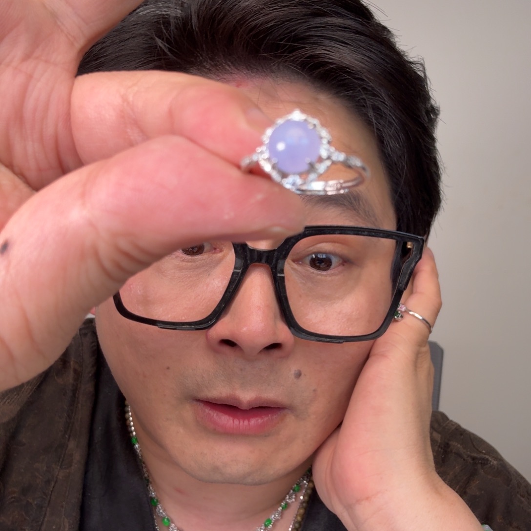 翡翠未镶嵌颈饰一件