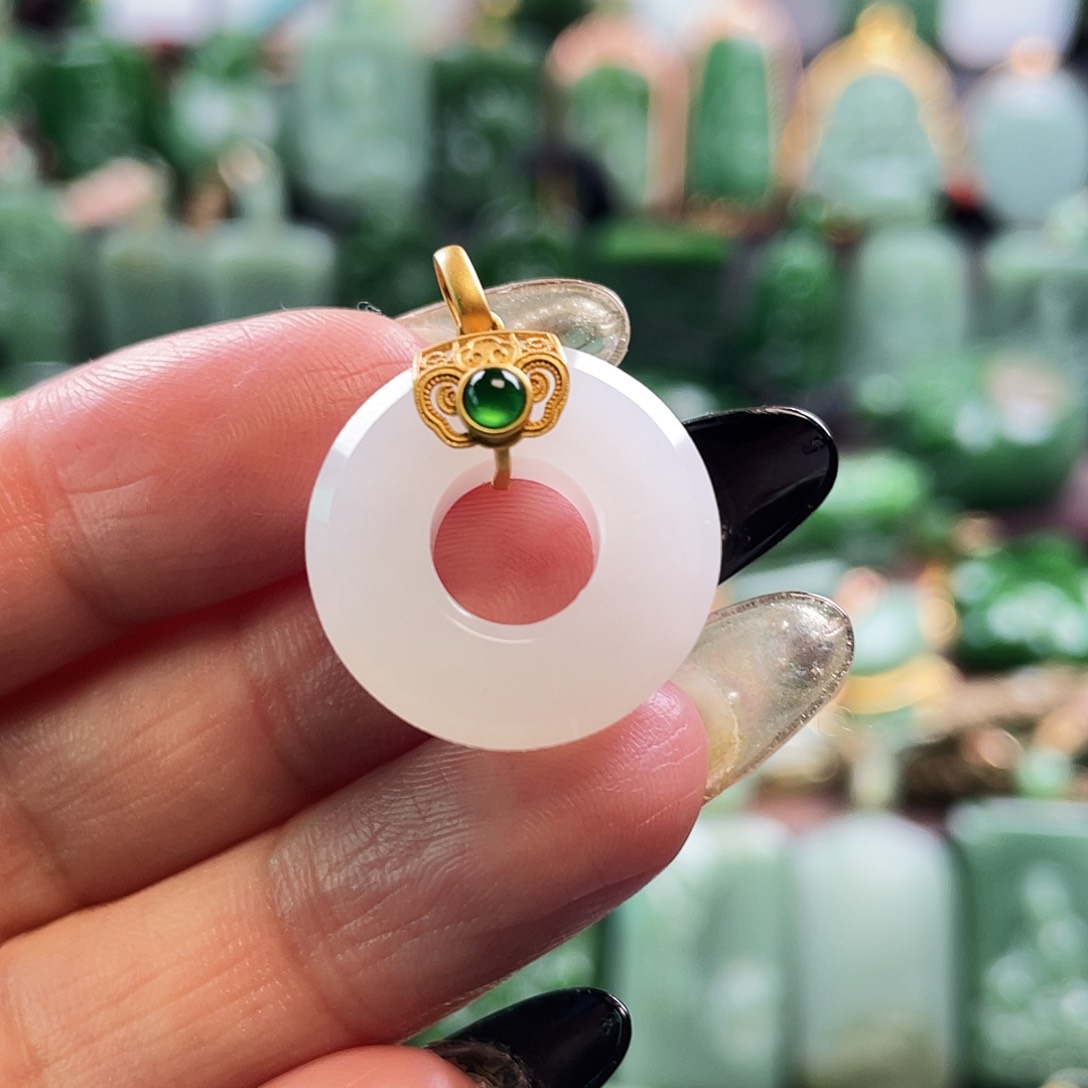 和田玉挂件18K金镶嵌