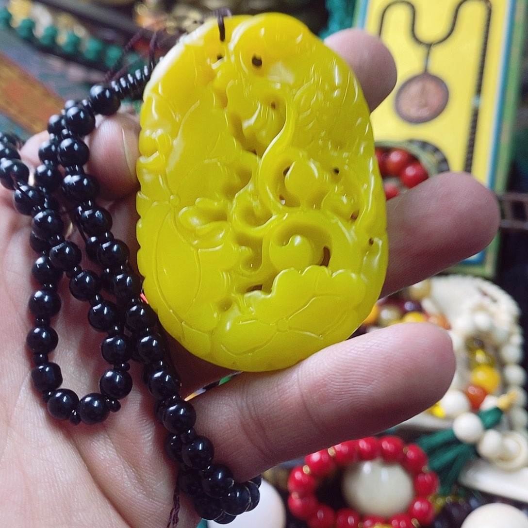 和田玉（黄玉）摆件设计的时候也是很用心的未镶嵌