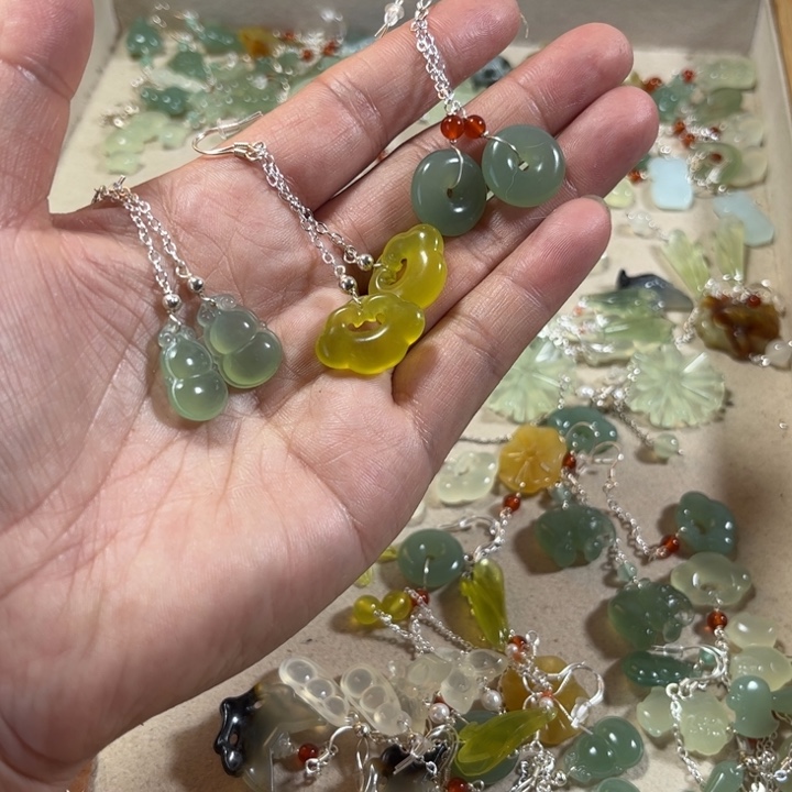 蛇纹石玉耳饰未镶嵌