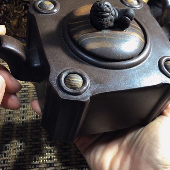 紫砂茶壶原矿泥料手工制作的紫砂壶。