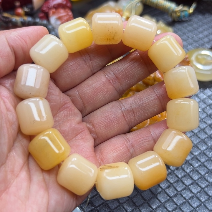 石英质玉（黄龙玉）颈饰未镶嵌