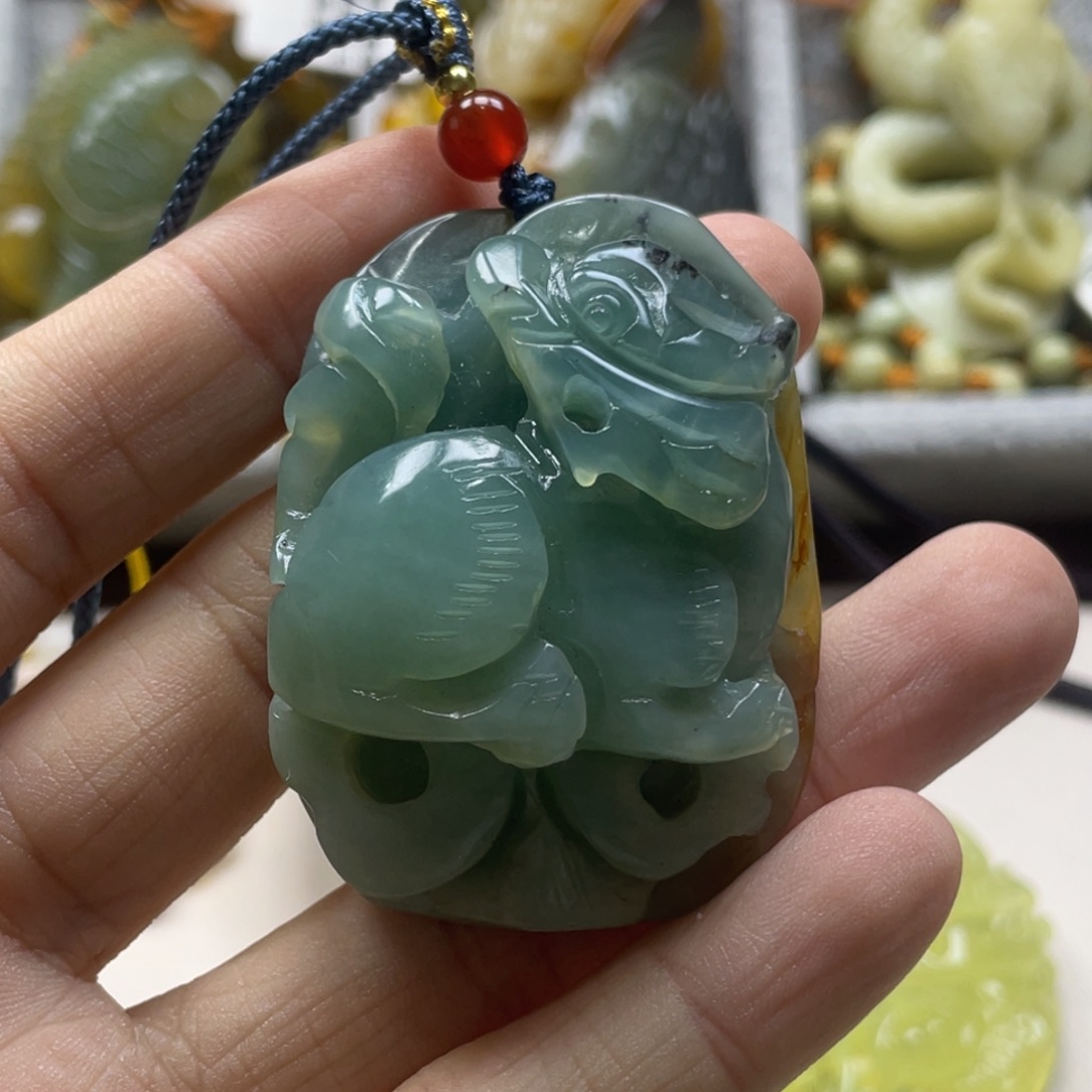 蛇纹石玉颈饰未镶嵌
