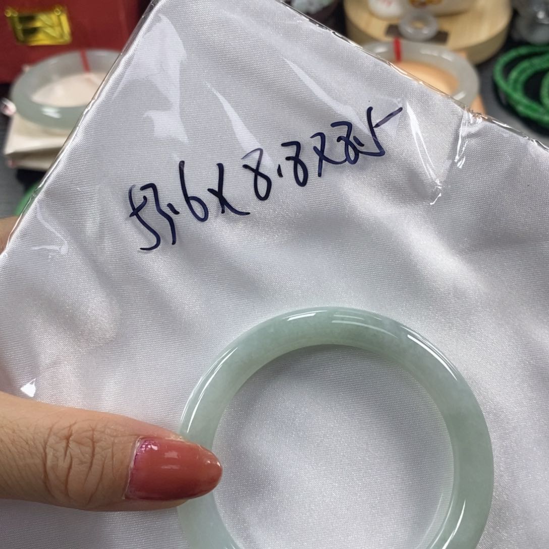 翡翠手镯未镶嵌天然翡翠