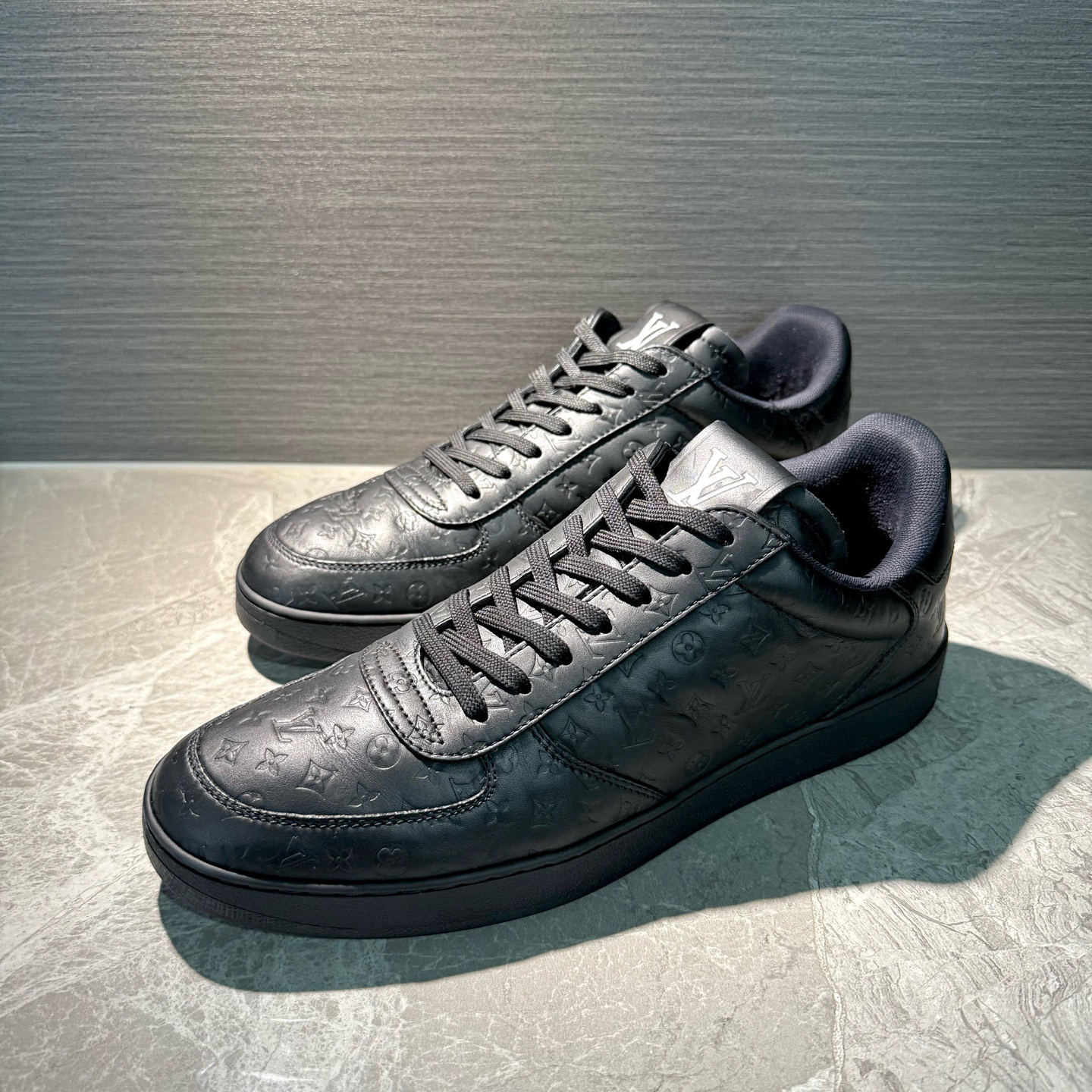 99新 LouisVuitton/路易威登 黑色老花满印浮雕新款板鞋 客户寄售