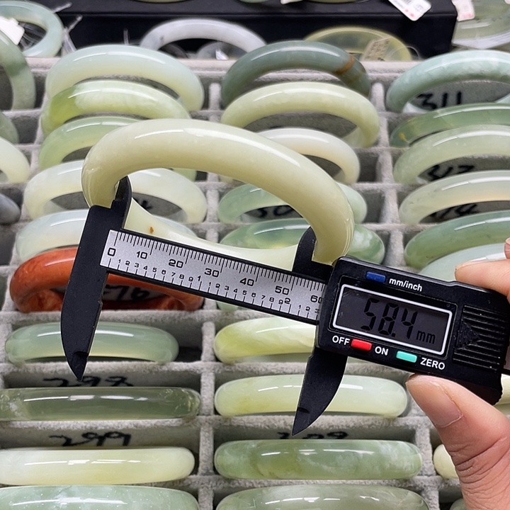 蛇纹石玉未镶嵌手镯285