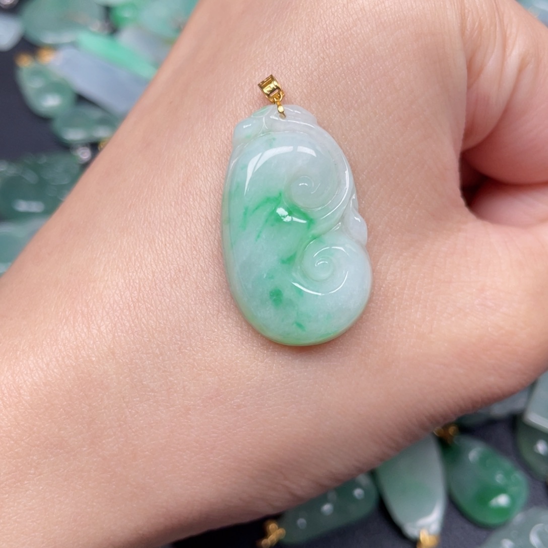 翡翠颈饰18K金镶嵌如意