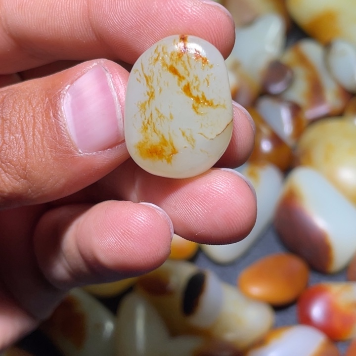 和田玉颈饰未镶嵌8.6克原籽无修