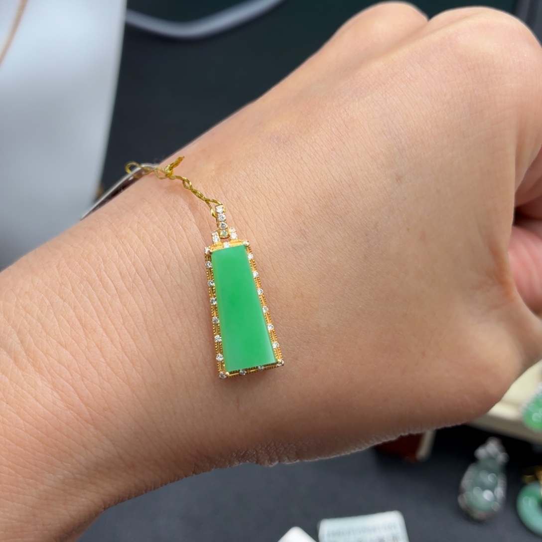 翡翠18K金镶嵌颈饰