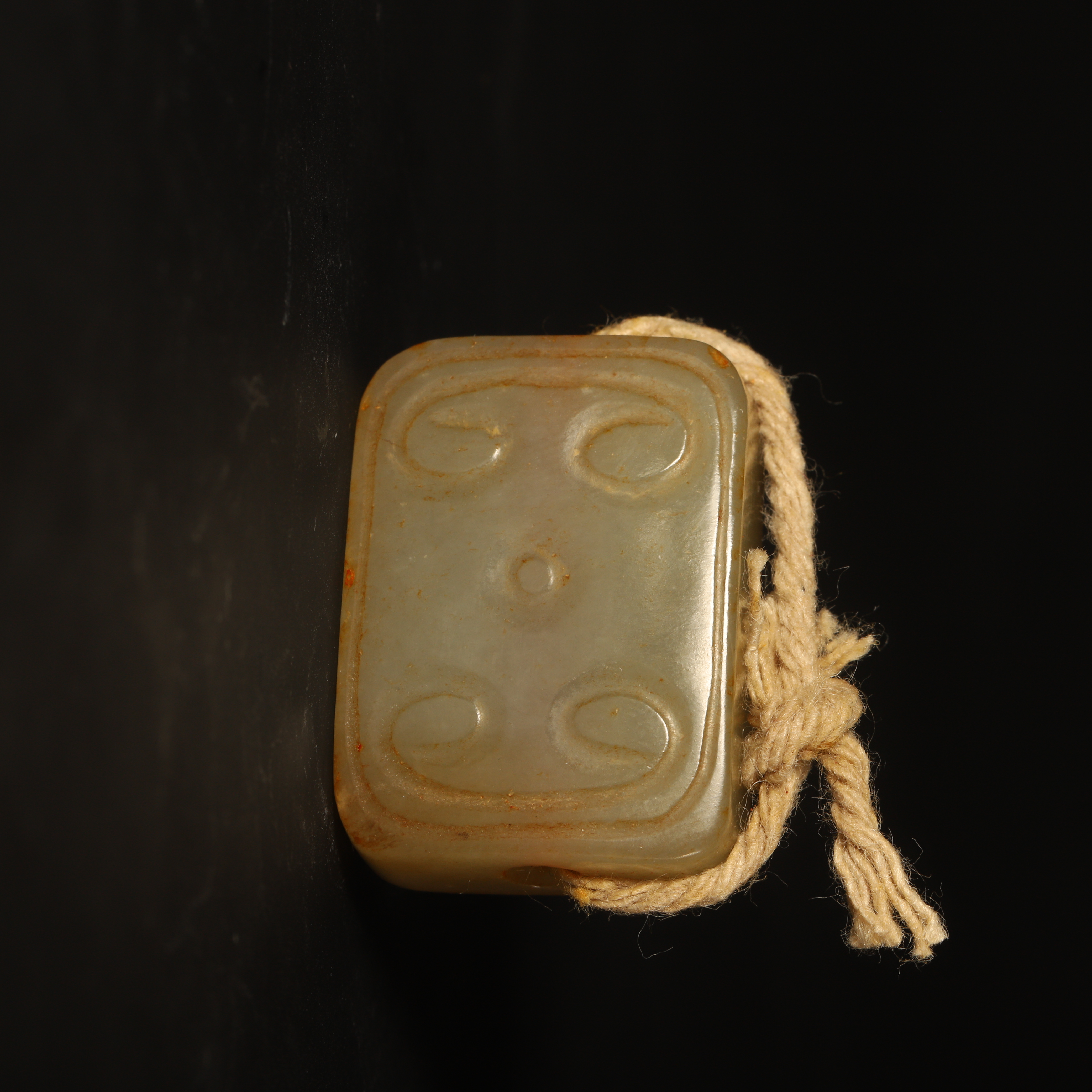 Lot55 清代和田玉勾云纹勒子