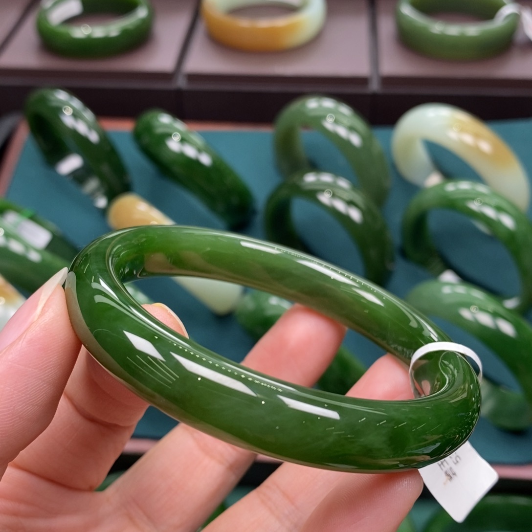 和田玉（碧玉）未镶嵌手镯