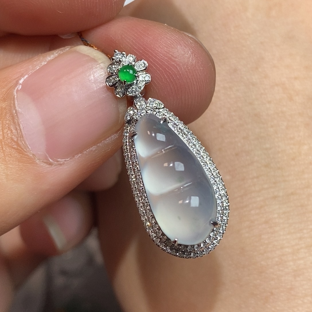 翡翠颈饰18K金镶嵌豆