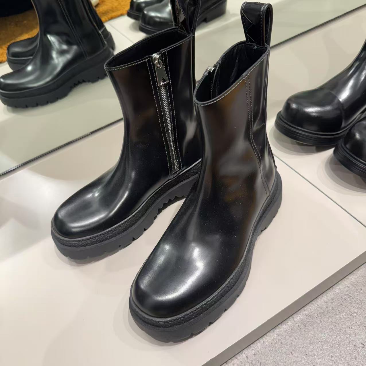 未使用 BOTTEGA VENETA/葆蝶家 男鞋拉链漆皮百搭短靴高帮