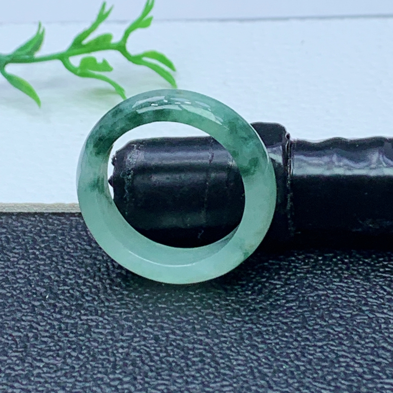 缅甸天然A货翡翠  飘花素面戒指 内径18 mm 编号9