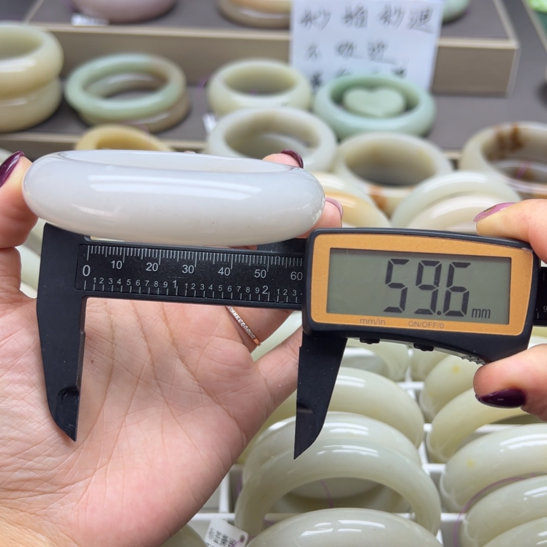 石英质玉（佘太翠）未镶嵌手镯