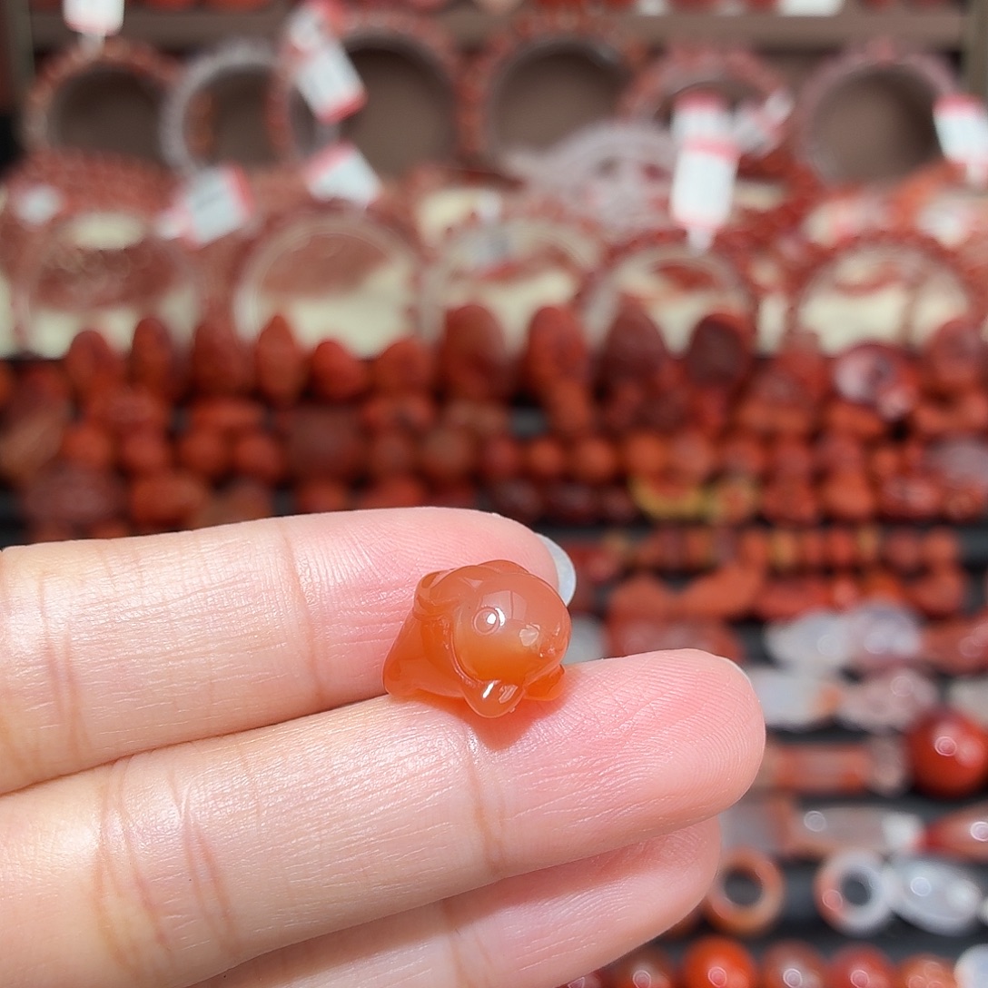 南红玛瑙未镶嵌颈饰冲天兔