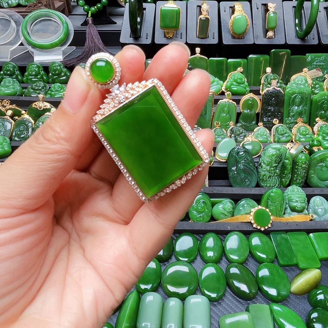 取***天和田玉（碧玉）18K金镶嵌颈饰