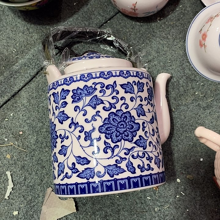 摆件陶红稀土缠枝莲提梁壶