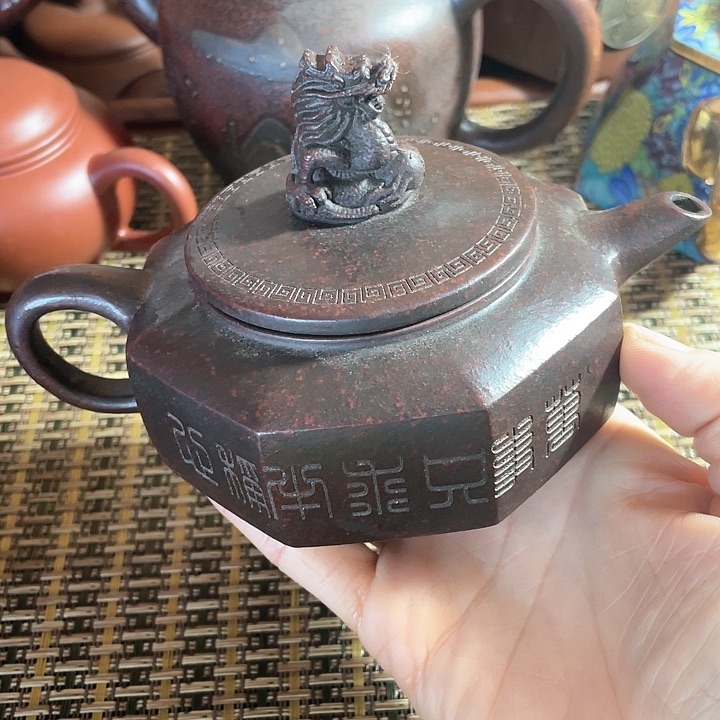 紫砂茶壶原矿泥料手工制作的紫砂壶。