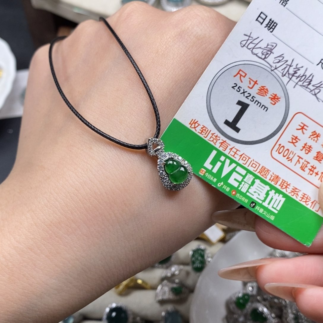 翡翠颈饰未镶嵌翡翠