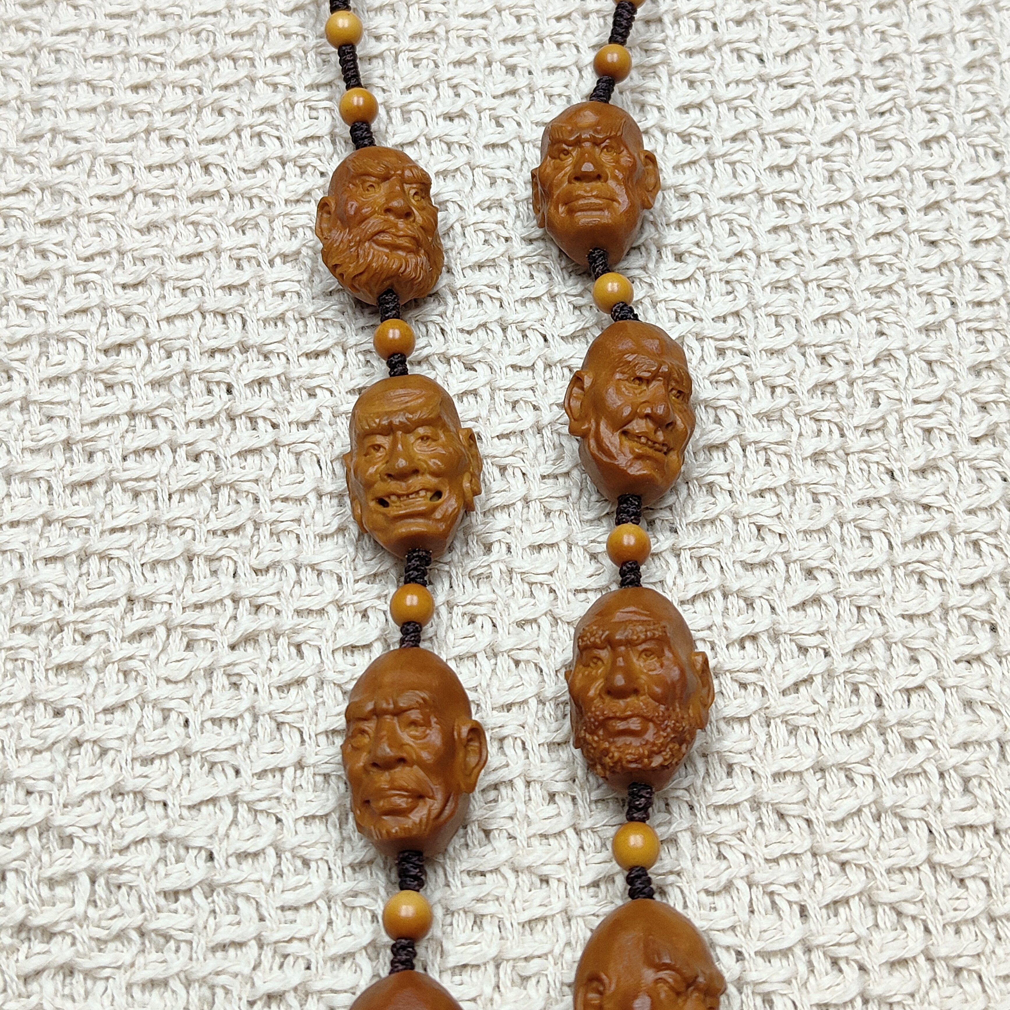 橄榄核雕写实十八罗汉脖挂1.35宽1.9长cm