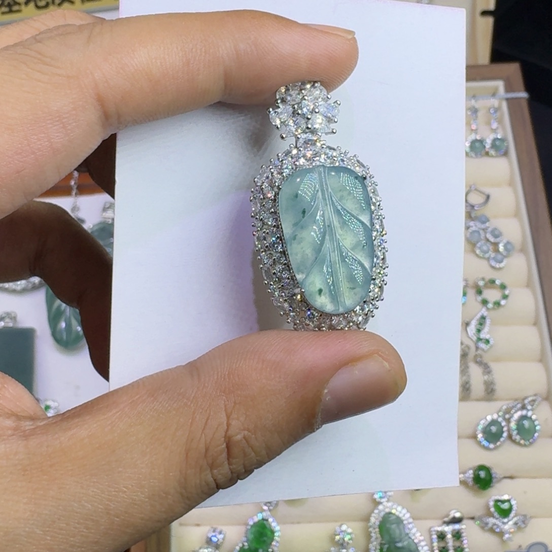 金***店翡翠未镶嵌颈饰25