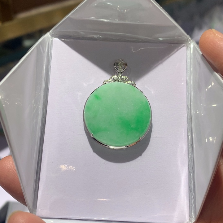 翡翠颈饰18K金镶嵌翡翠吊坠